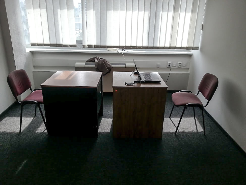 Prvá kancelária s dvoma stoličkami