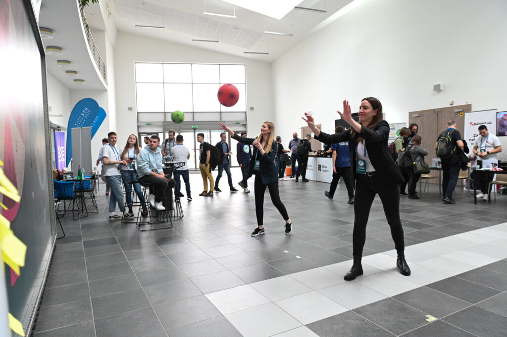 Our interactive wall presented a challenge to competitors of all ages who decided to measure their strength in a ball game. 