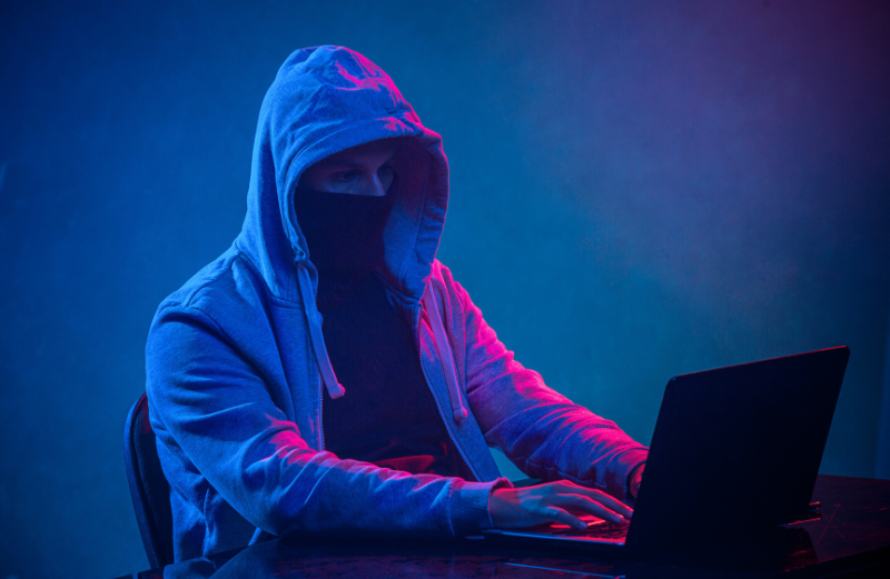 Hacker, ktorý zneužíva slabé miesta v kybernetickej bezpečnosti firmy na to, aby realizoval úspešný útok. 