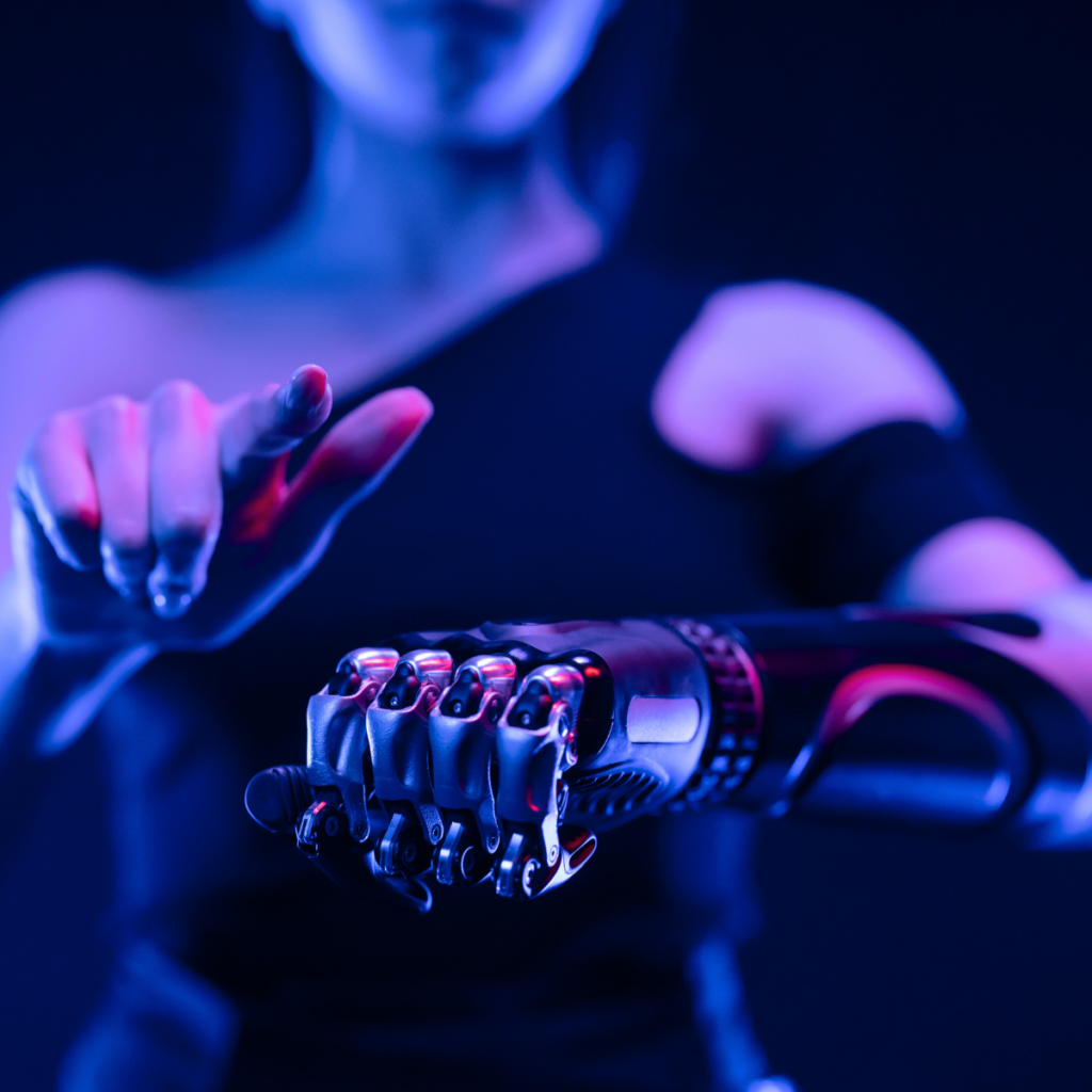 Žena, ktorá pracuje s robotickou rukavicou. Ambient invisible intelligence predstavuje bezproblémovú integráciu pokročilých technológií AI a výpočtovej techniky do nášho prostredia.