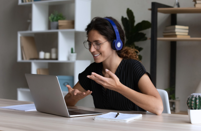 Freelancerka, ktorá bola najatá na projekt v rámci outsourcingu, pracuje z domu. 