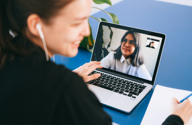 Žena, ktorá je na mítingu s kolegyňou prostredníctvom videohovoru. Kultúrne bariéry, ktoré môžu vzniknúť počas outsourcingu IT talentov, môžu priniesť obohatenie a kreativitu.