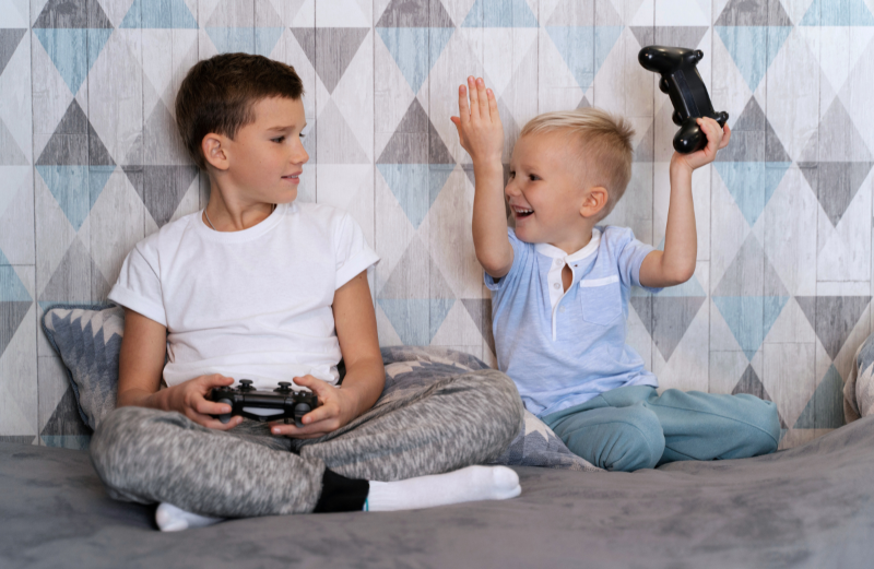 Dvaja chlapci sa hrajú videohry.  Keďže Xbox One obsahoval bug, systém rodičovskej kontroly prelomilo aj päťročné dieťa. 