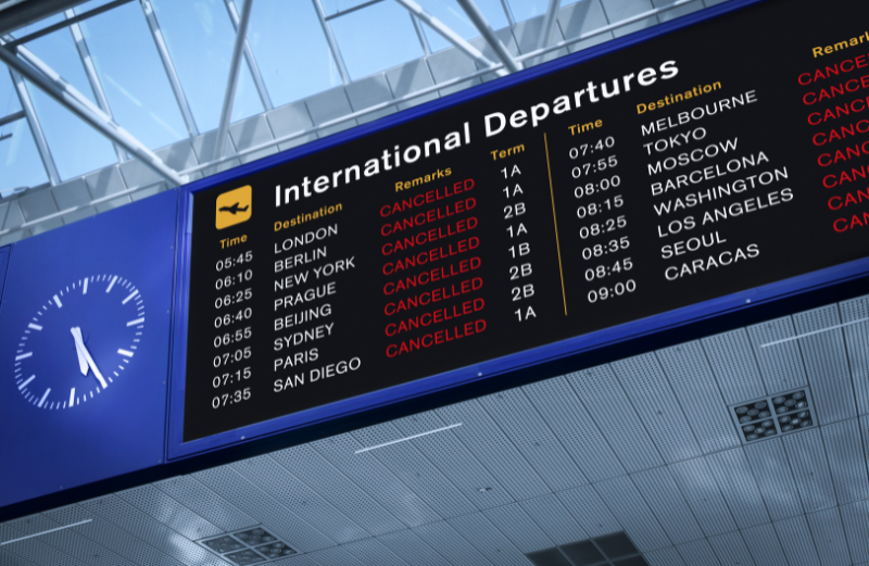Obrazovka na letisku, ktorá informuje o zrušení všetkých letov. Bug týkajúci sa terminálu 5 na letisku Heathrow spôsobil stratu približne 42 000 kufrov a zrušenie vyše 500 letov. 