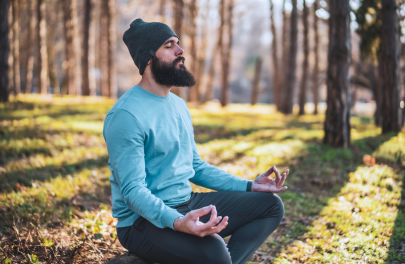 Muž medituje v lese. Vývojári softvéru si môžu trénovať trpezlivosť aj pomocou meditácie a dychových cvičení. 