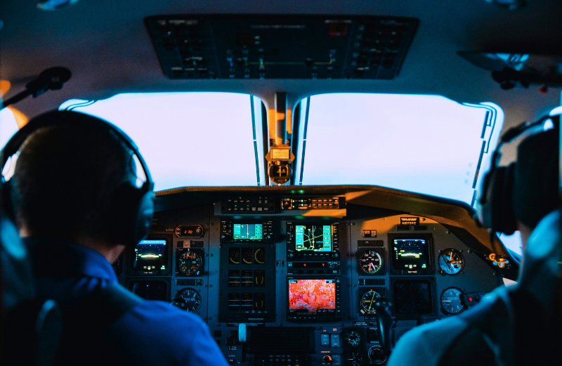 Piloti sedia v kokpite lietadla. Utajený bug v modeli lietadiel Boeing zapríčinil mnohé havárie.