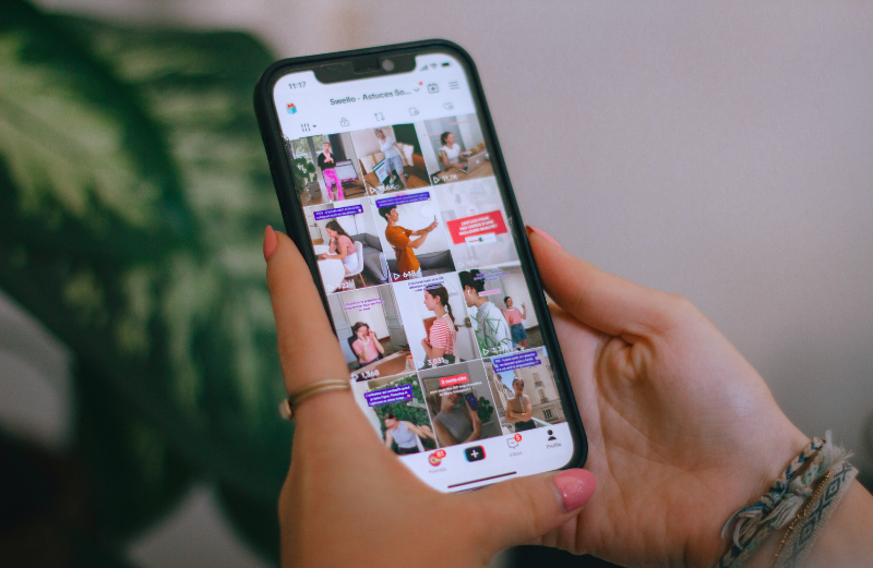 Žena si prezerá profil značky na TikToku. V súčasnosti sieť zbiera presné dáta o polohe používateľov.