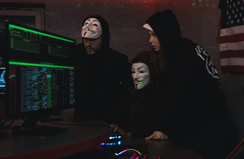 Skupina hackerov pozerá na monitor počítača. Ak sa Mythos dostane do rúk hackerov, bude predstavovať obrovské bezpečnostné riziko.