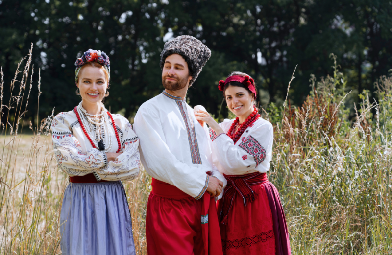 Ľudia v tradičnom kroji. Systémy AI, ktoré generujú obrázky, šíria národnostné a kultúrne stereotypy, vrátane oblečenia, ktoré bežne ľudia nosia.